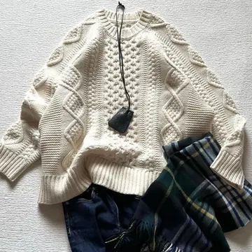 새상품급 마이카&딜  니트 울 드롭 숄더 로고 금장 장식