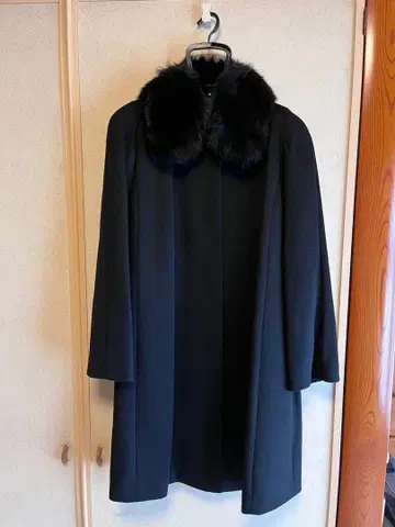 캐시미어 퍼 카라 부착 블랙 롱 코트