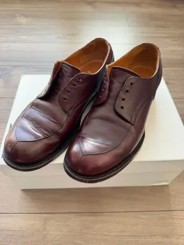 AUTTAA 레이스업 슈즈 버건디