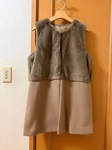베이지 인조 모피 베스트