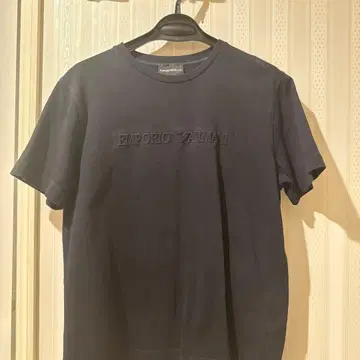 EMPORIO ARMANI 블랙 T셔츠 로고 포함