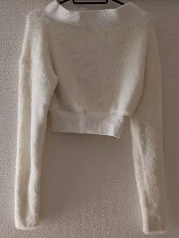 제이다 퍼풍 화이트 크롭 스웨터