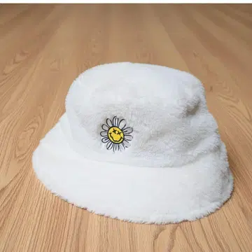 SMILEY FACE 버킷햇 인조 모피 화이트 스마일 자수