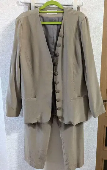 빈티지 베이지 셋업 자켓과 팬츠 실크 100%