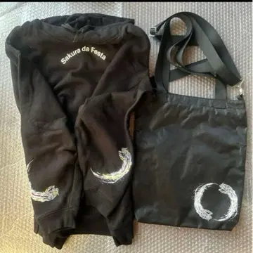 사쿠라다 도리 후드티, 백