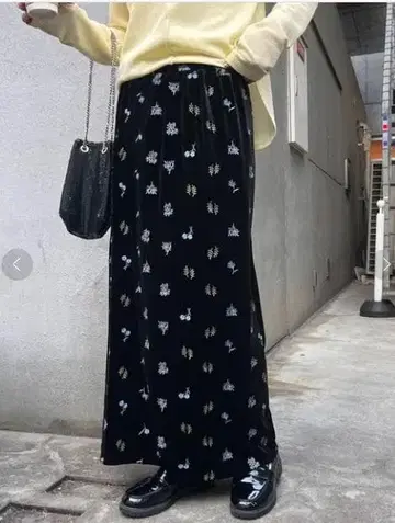 미사용 새상품/차오패닉/롱 스커트/벨로아/꽃무늬 자수/블랙/S 사이즈