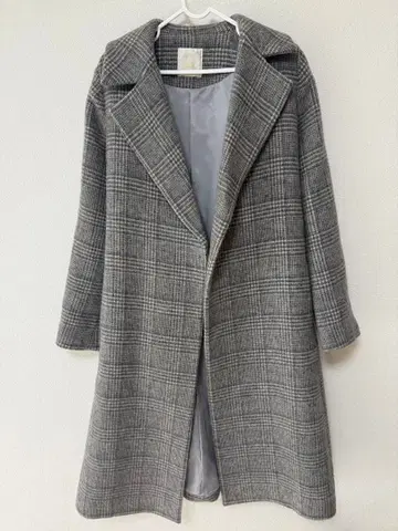 그레이 체크 무늬 롱 코트