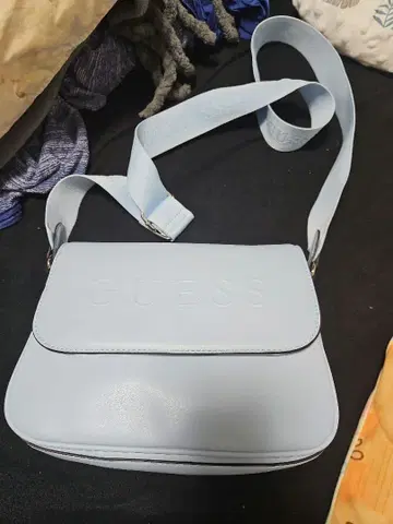 GUESS 라이트 블루 숄더백