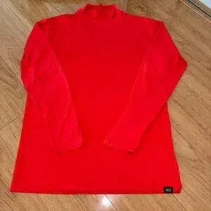 빨간색 긴팔 의류