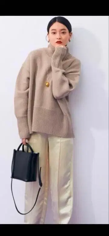 베이지 터틀넥 니트 오버 사이즈