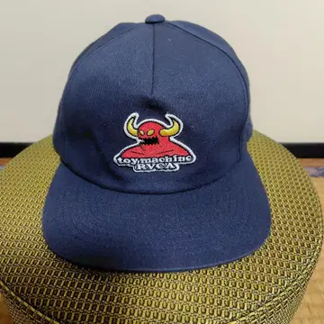 토이머신 RVCA 콜라보 캡 네이비