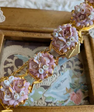 핑크와 화이트 장미 팔찌 골드 컬러 포세린