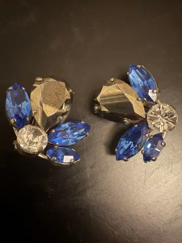 쁘띠 로브 느와르 귀걸이