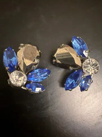 쁘띠 로브 느와르 귀걸이