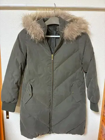 카키 퍼 후드 다운 자켓