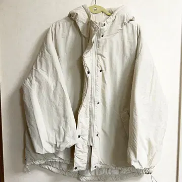 화이트 후드 부착 다운 자켓