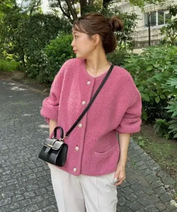 [오늘 삭제] 미라 오웬 파일 편직 숏 기장 금장 버튼 니트 자켓 핑크
