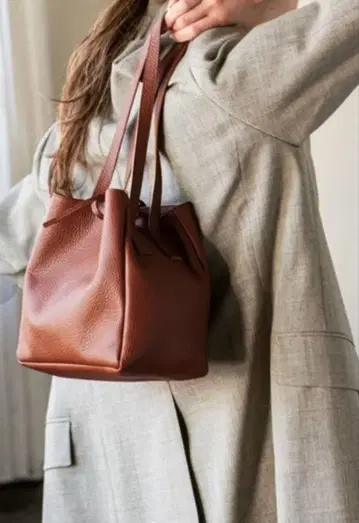 [ ch!iii ] 소프트 슈링크 토트 브라운 가죽 소가죽