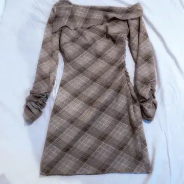 Yilon 오프숄더 체크 무늬 원피스 이로 브라운