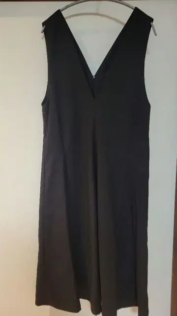 Auie F 블랙 V넥 슬리브리스 롱 원피스