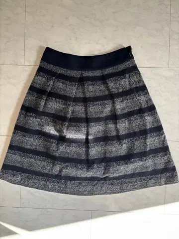 네이비 그레이 스트라이프 플레어 스커트