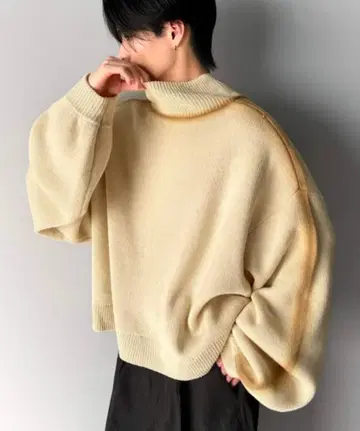 크림색 하이넥 니트