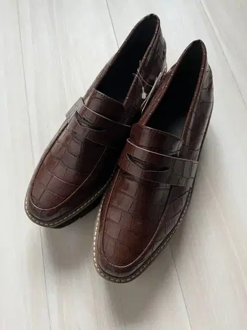 [ 미사용 새상품 ] OZOC 통굽 로퍼 브라운 악어 엠보싱풍 M 사이즈