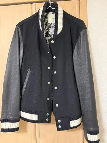 FIDES 바시티 자켓 블랙/화이트