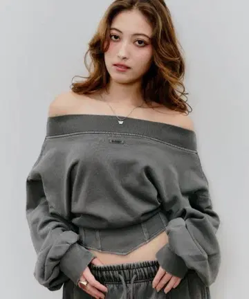 완판 컬러 blondey 리브 디자인 오프숄더 맨투맨 차콜 그레이