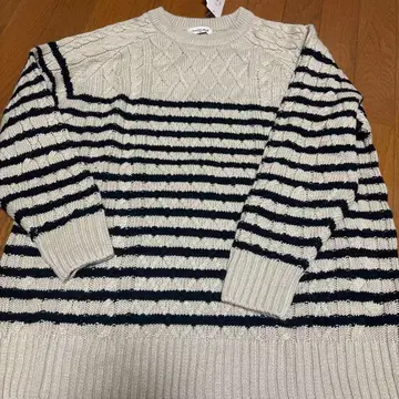 베이지와 블랙 스트라이프 긴팔 스웨터