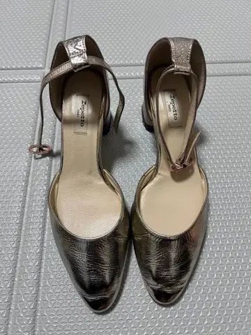 Repetto 메탈릭 실버 펌프스 36