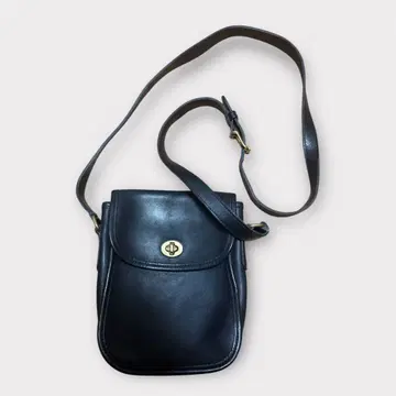 블랙 가죽 숄더백 플랩식