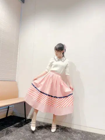오구라 유이 착용 스트라이프 패턴 플레어 스커트 핑크