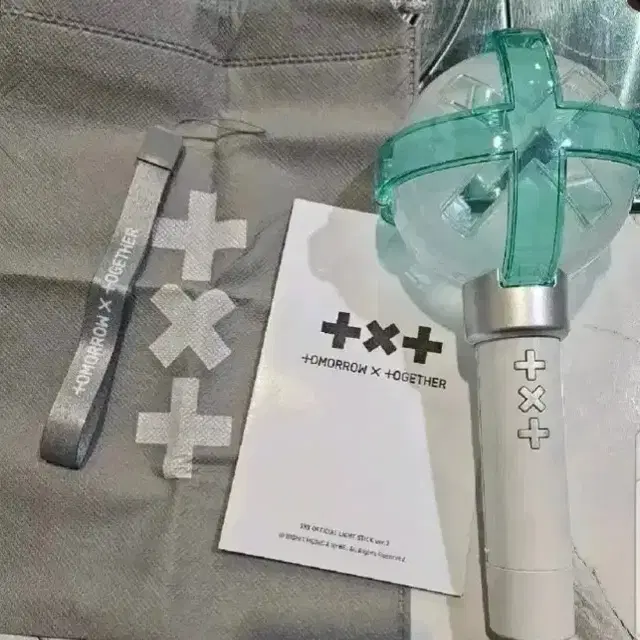 투모로우바이투게더 공식 응원봉 ver.2판매합니다.