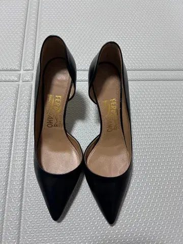 Ferragamo 블랙 하이힐