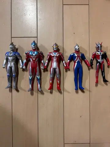 울트라맨 피규어 5체 세트와 괴수