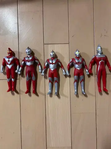 울트라맨 피규어 5개 세트와 괴수