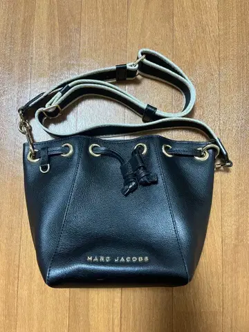 MARC JACOBS 더 버킷 백 블랙