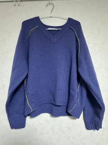 KBF 네이비 V넥 긴팔 스웨터