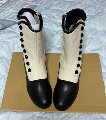 ManusMachina 화이트 블랙 싸개 단추