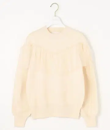 프릴 달린 크림색 긴팔 스웨터