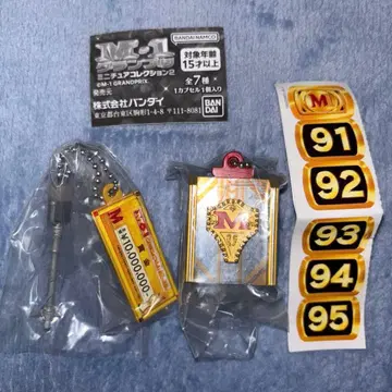 M-1 가챠 현상금 보드와 마이크 스탠드 심사위원석