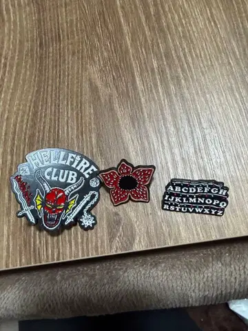 기묘한 이야기 데모고르곤/전구 알파벳 핀 배지 3세트