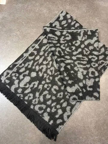 레오파드 무늬 머플러 블랙 그레이