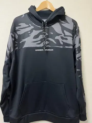 UNDER ARMOUR 카모 패턴 후드 부착 후드티