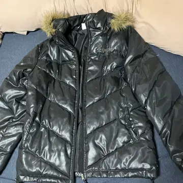 퍼 포함 블랙 다운 자켓