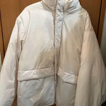 화이트 하이넥 오버 사이즈 패딩 자켓