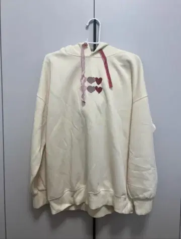 크림색 하트 자수 후드 부착 후드티