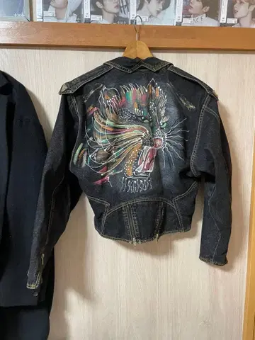 라이온 자수 다크 데님 크롭 자켓