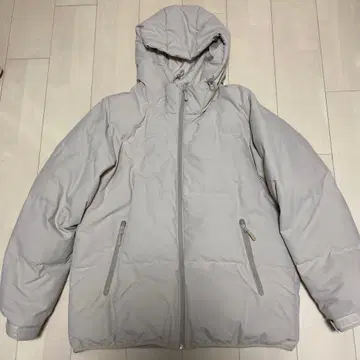 후드 부착 크림색 다운 자켓